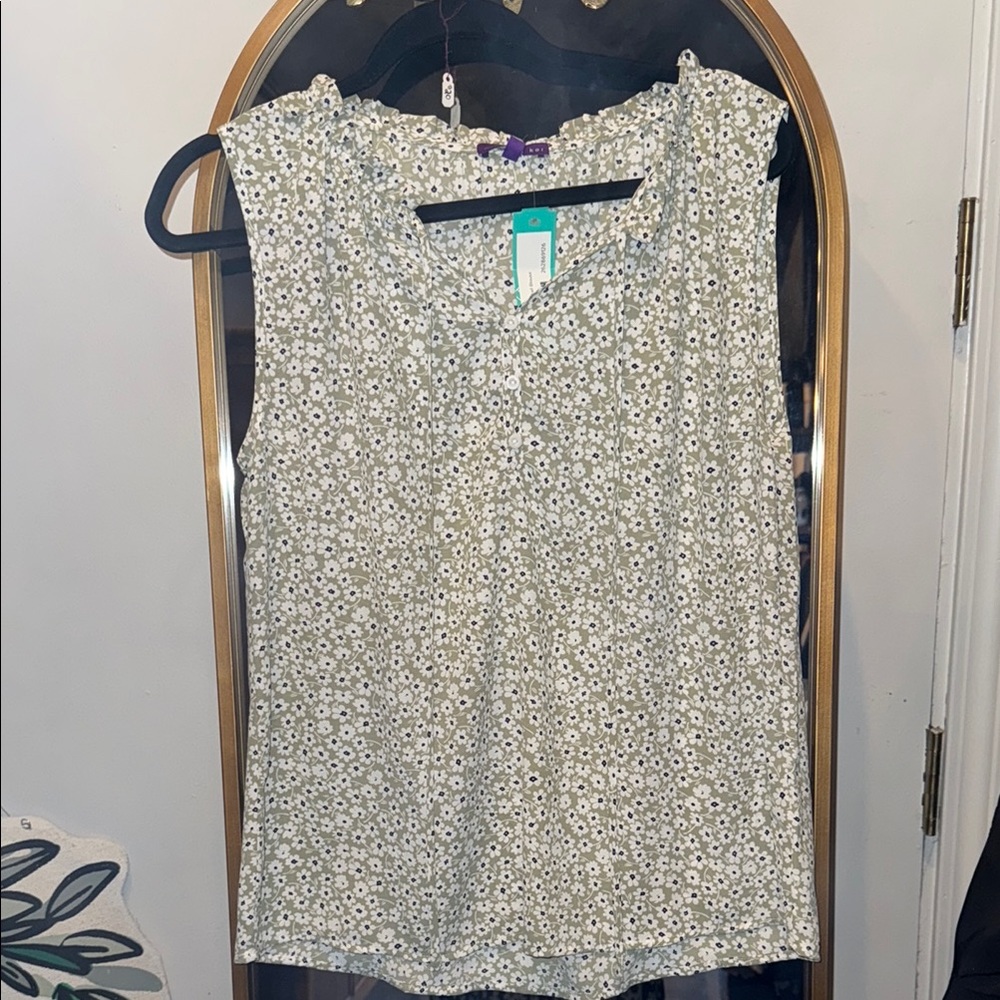 West Kei Silver Sleeveless Buttoned Blouse